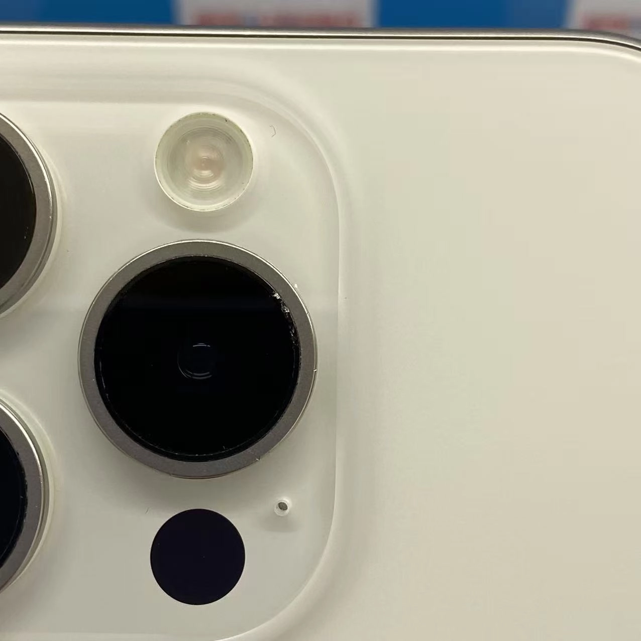 iPhone15 Pro 256GB ホワイトチタニウム MTUD3J/A SIMフリー美品