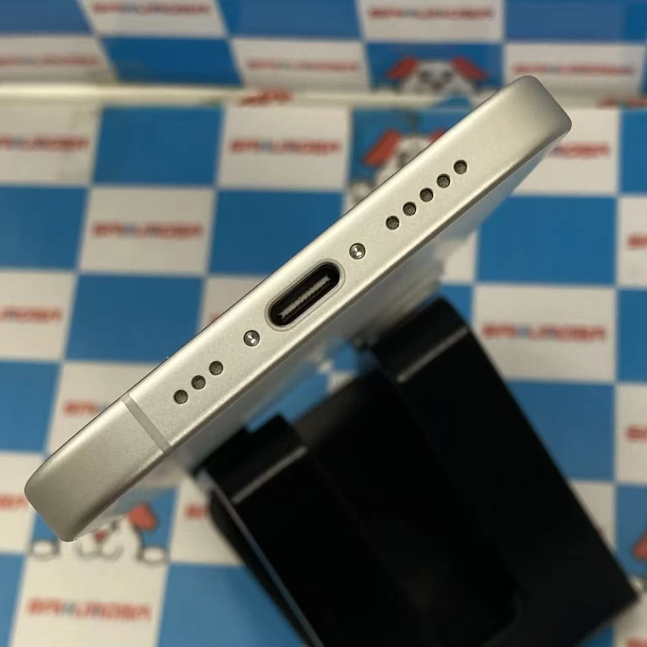 iPhone16 128GB ホワイト MYDR3J/A docomo版SIMフリー新品同様