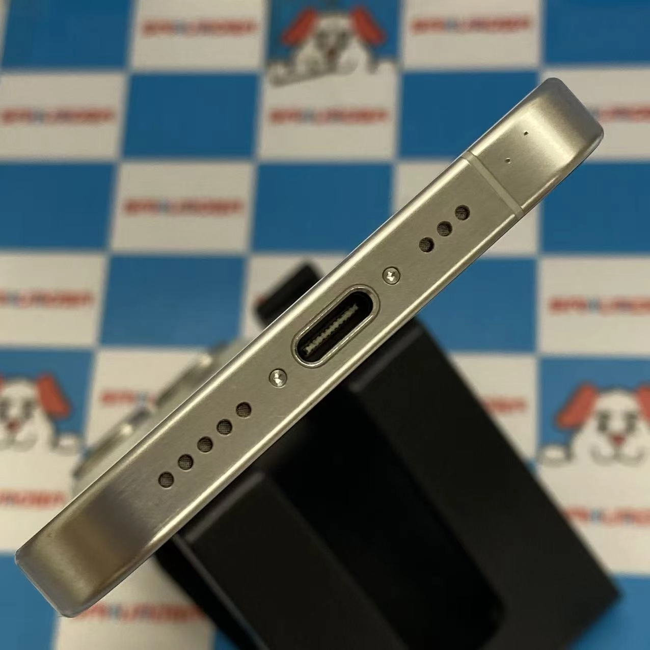 iPhone15 Pro 256GB ホワイトチタニウム MTUD3J/A SIMフリー美品