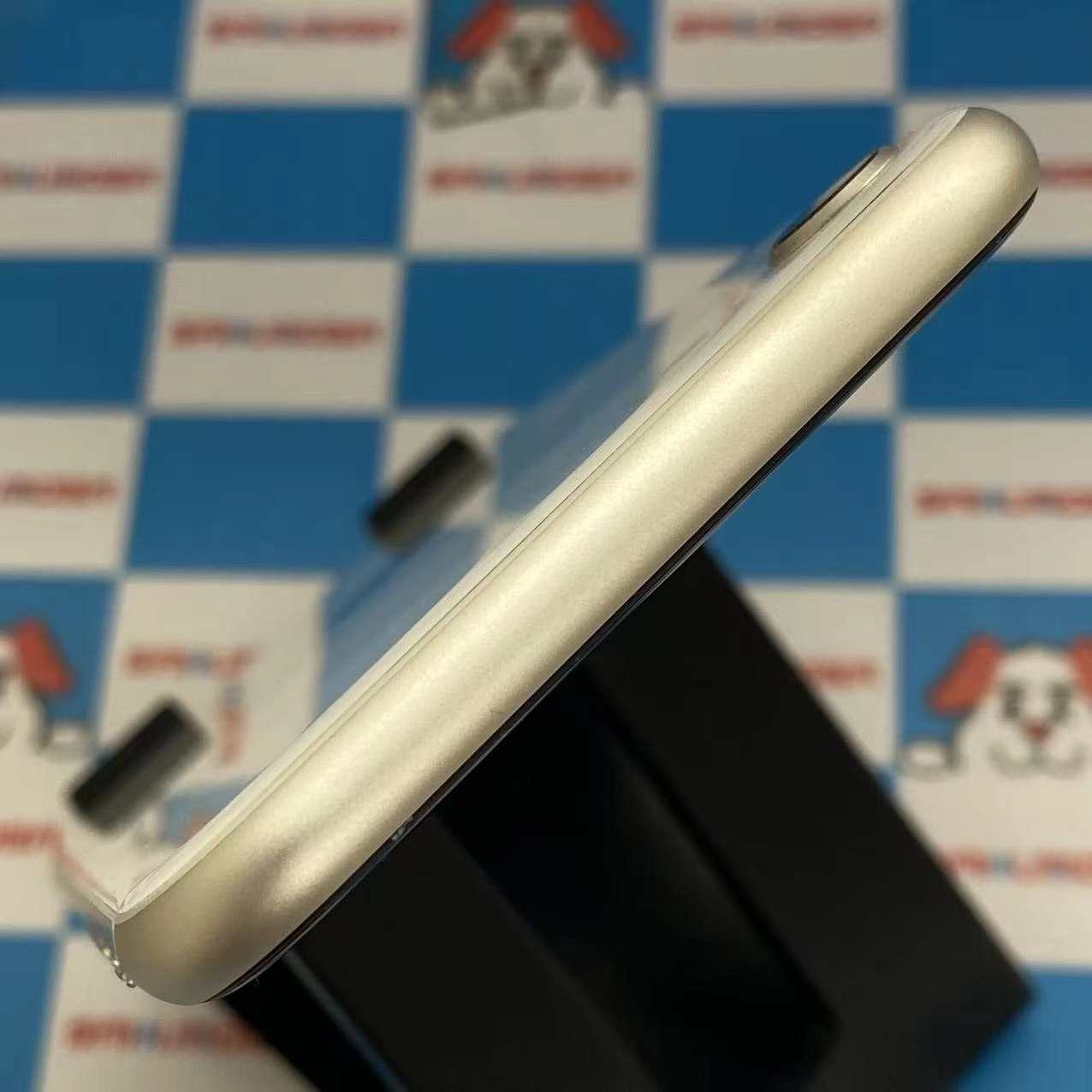 iPhoneSE 第3世代 128GB スターライト MMYG3J/A AU版SIMフリー