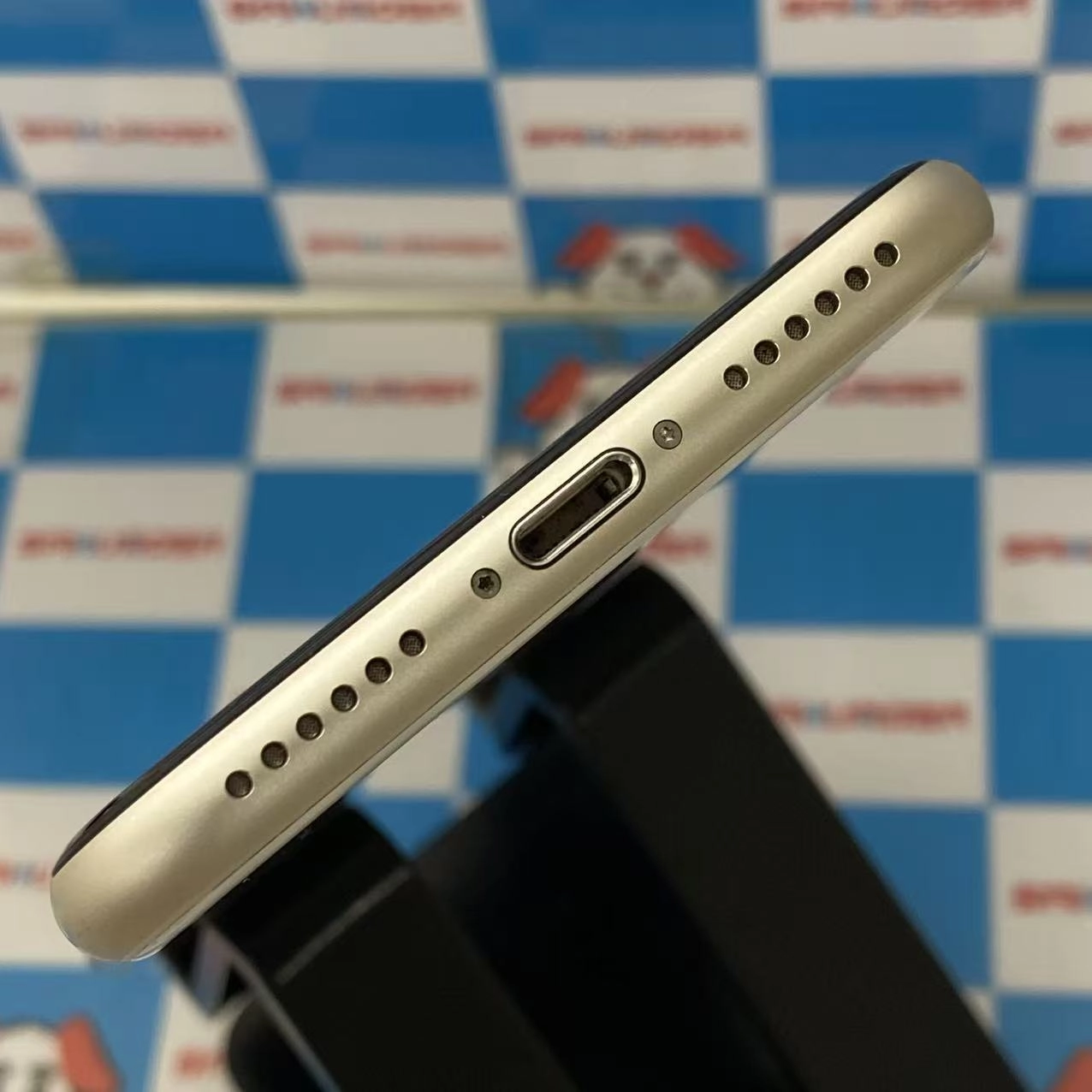 iPhoneSE 第3世代 64GB スターライト MMYD3J/A AU版SIMフリー極美品