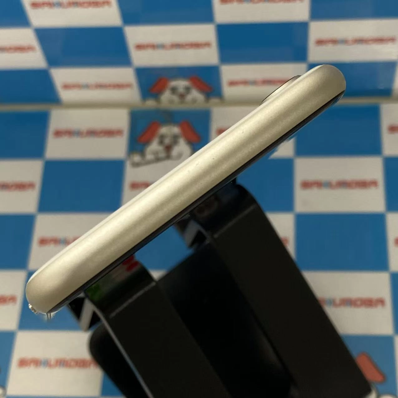 iPhoneSE 第3世代 64GB スターライト MMYD3J/A docomo版SIMフリー極美品