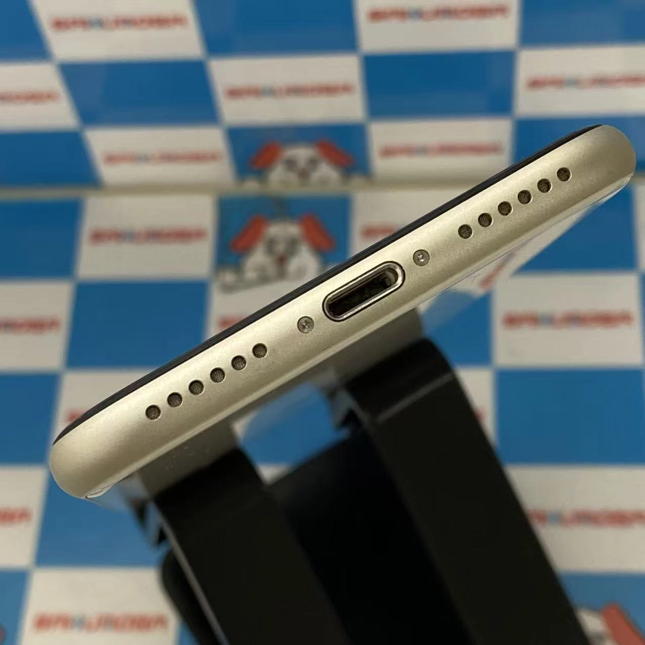 iPhoneSE 第3世代 64GB スターライト MMYD3J/A docomo版SIMフリー極美品