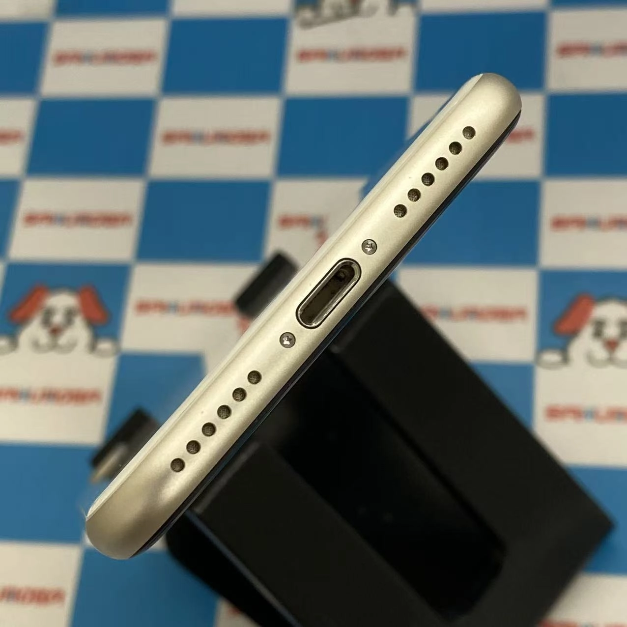 iPhoneSE 第3世代 64GB スターライト MMYD3J/A AU版SIMフリー 極美品