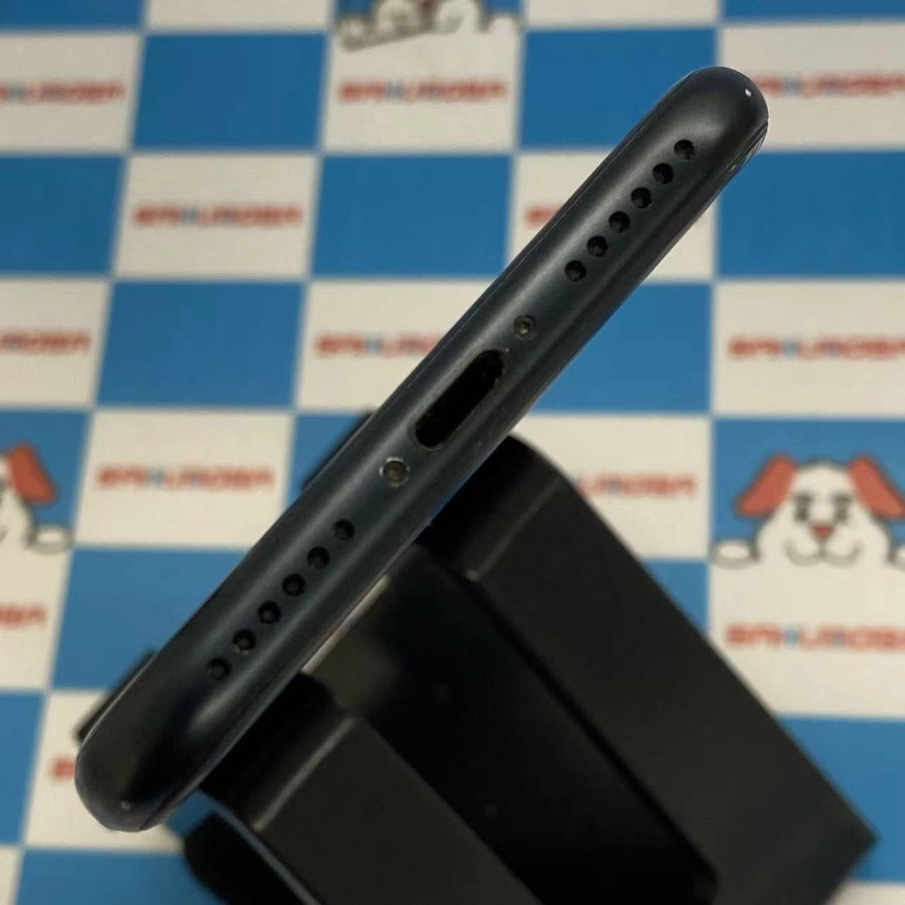 iPhoneSE 第3世代 64GB ミッドナイト MMYC3J/A docomo版SIMフリー訳あり品