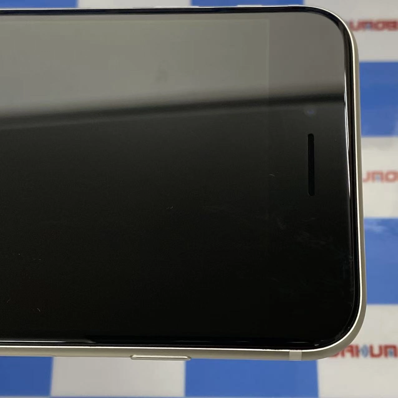 iPhoneSE 第3世代 64GB スターライト MMYD3J/A docomo版SIMフリー美品