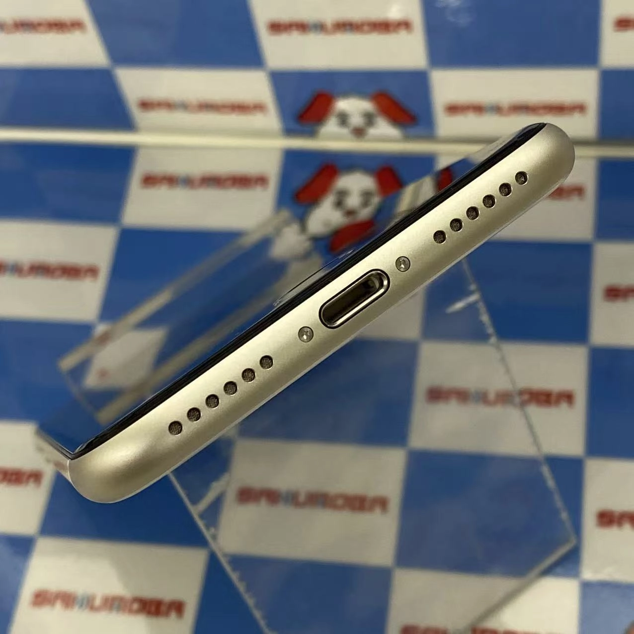 iPhoneSE 第3世代 64GB スターライト MMYD3J/A docomo版SIMフリー美品