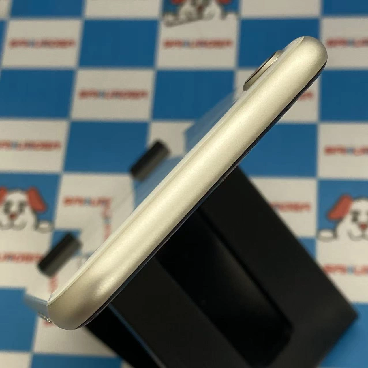 iPhoneSE 第3世代 64GB スターライト MMYD3J/A docomo版SIMフリー