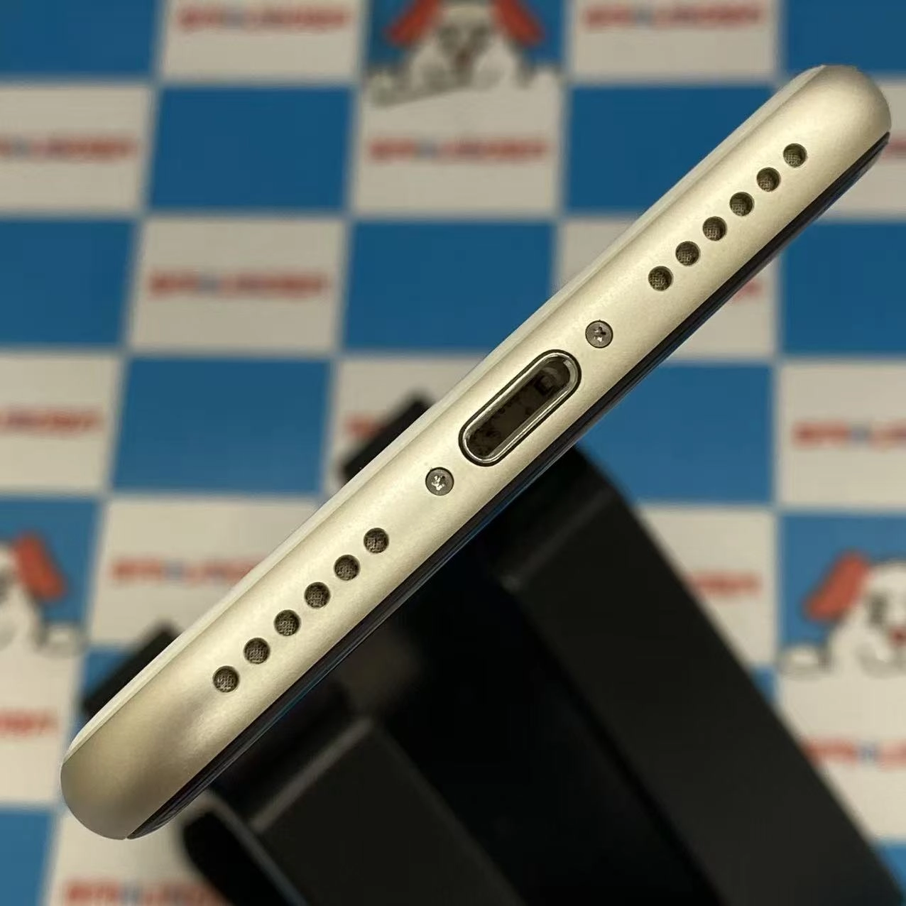 iPhoneSE 第3世代 64GB スターライト MMYD3J/A docomo版SIMフリー