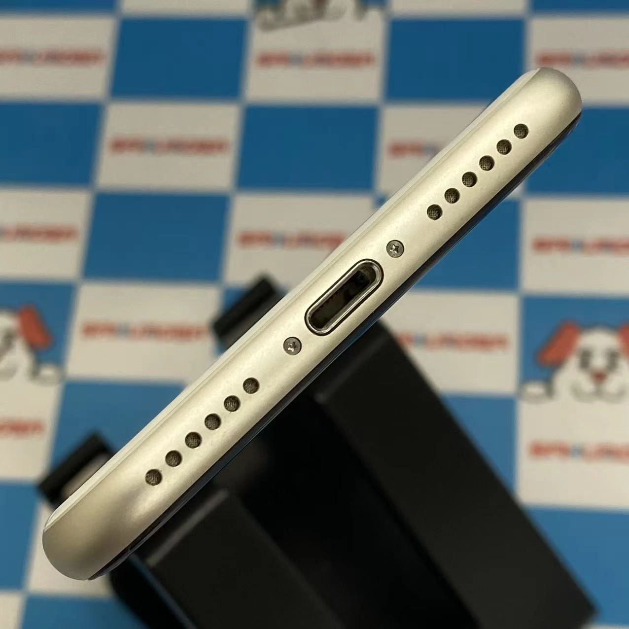 iPhoneSE 第3世代 64GB スターライト MMYD3J/A docomo版SIMフリー