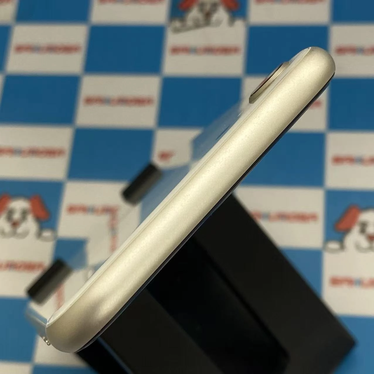 iPhoneSE 第3世代 64GB スターライト MMYD3J/A docomo版SIMフリー