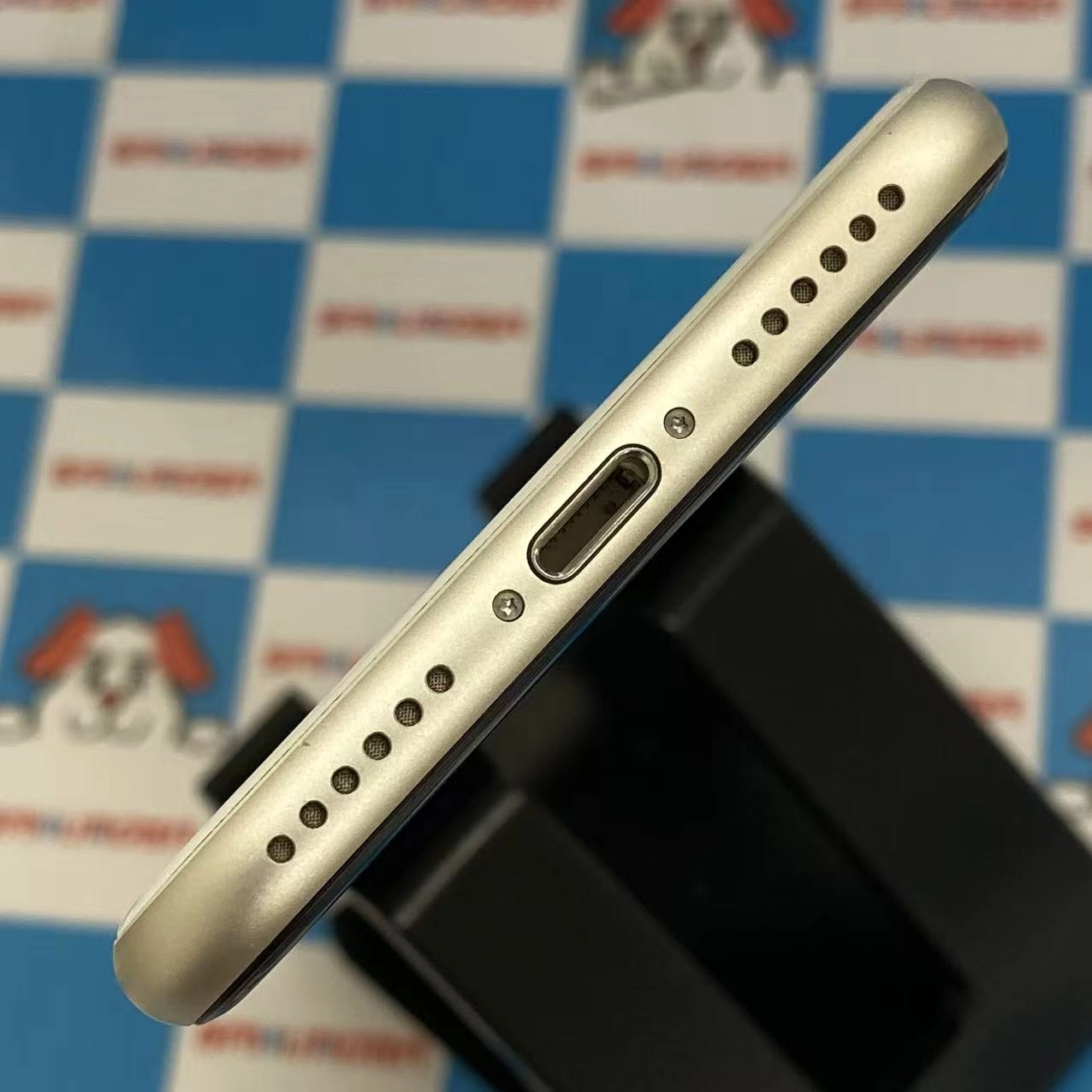 iPhoneSE 第3世代 64GB スターライト MMYD3J/A docomo版SIMフリー