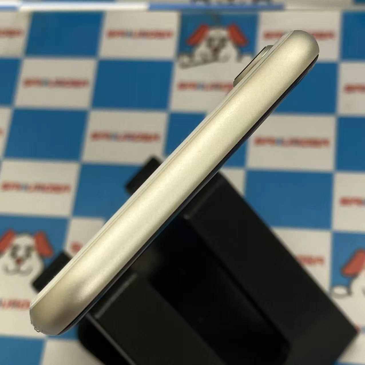 iPhoneSE 第3世代 64GB スターライト MMYD3J/A docomo版SIMフリー