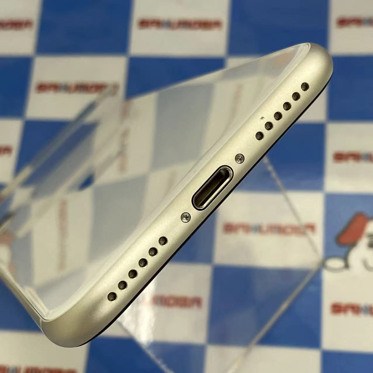 iPhoneSE 第3世代 64GB スターライト MMYD3J/A docomo版SIMフリー美品