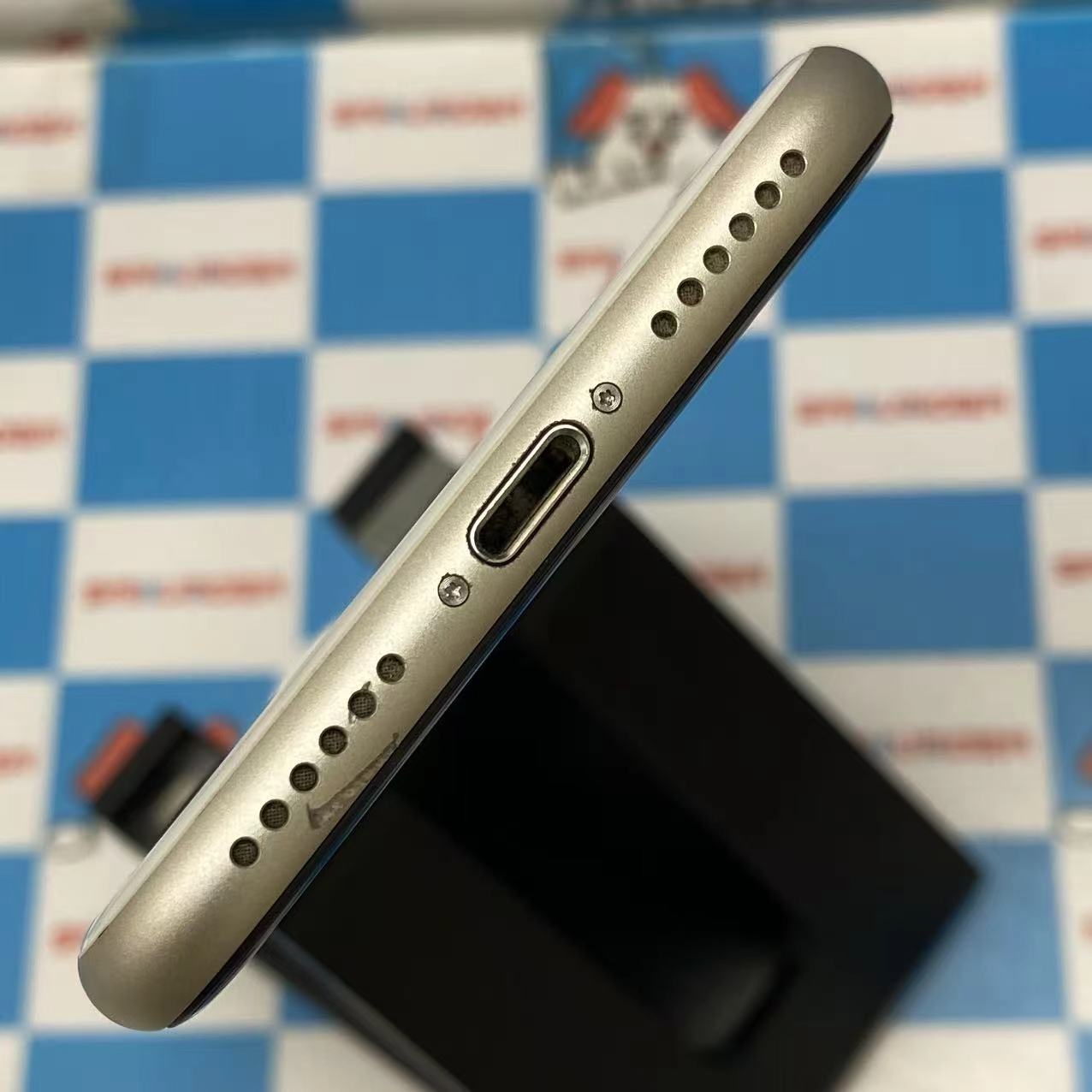 iPhoneSE 第3世代 64GB スターライト MMYD3J/A AU版SIMフリー