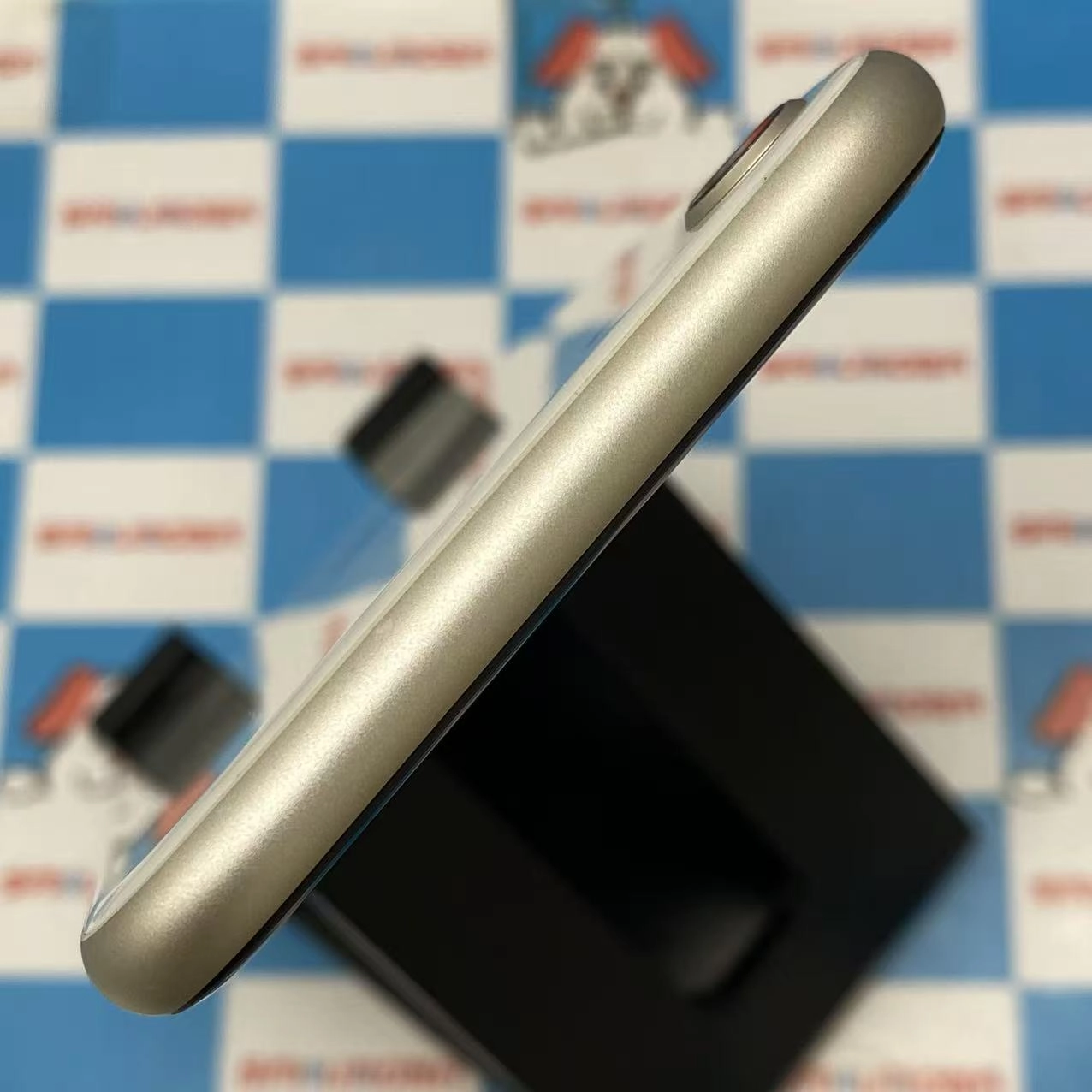 iPhoneSE 第3世代 64GB スターライト MMYD3J/A AU版SIMフリー