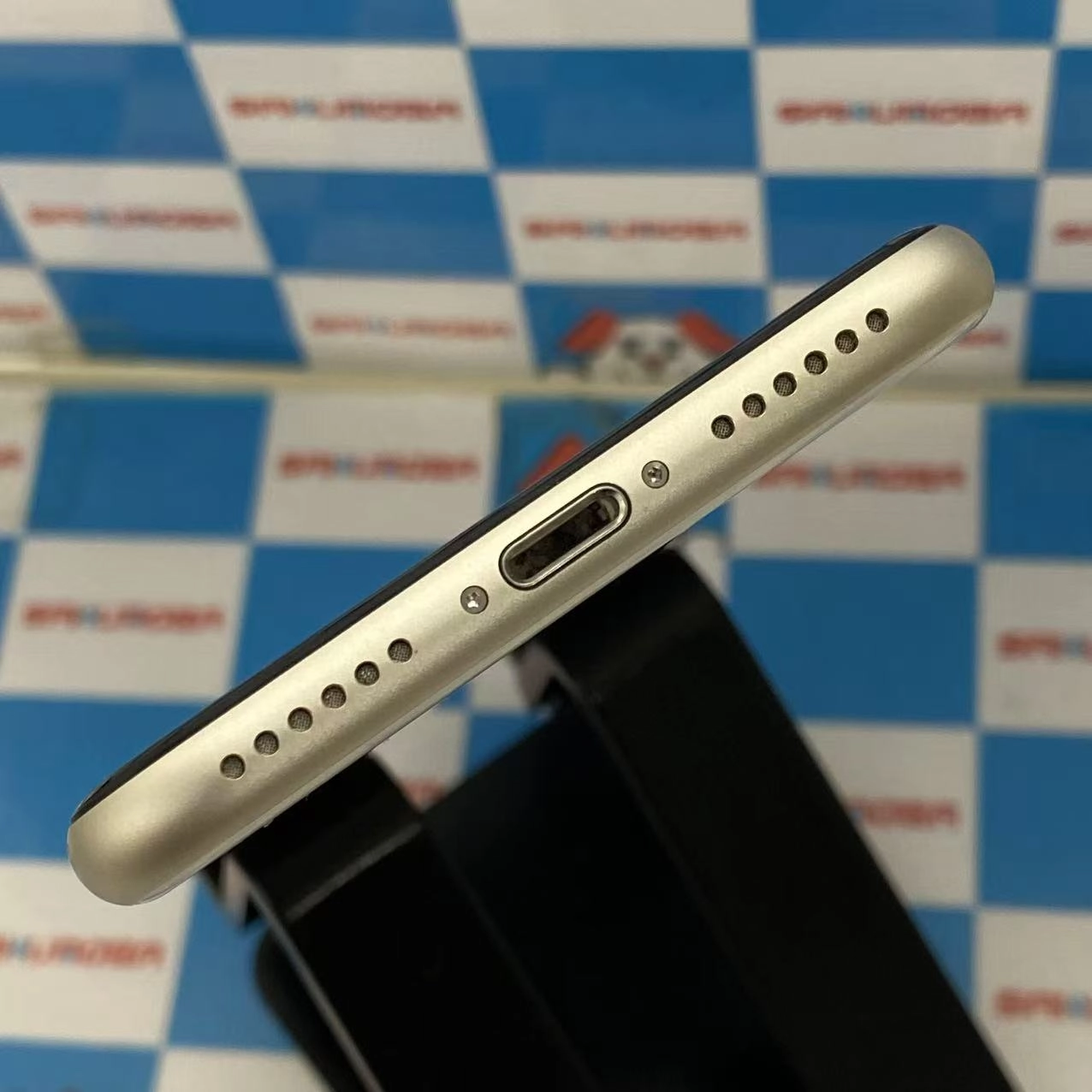 iPhoneSE 第3世代 64GB スターライト MMYD3J/A docomo版SIMフリー