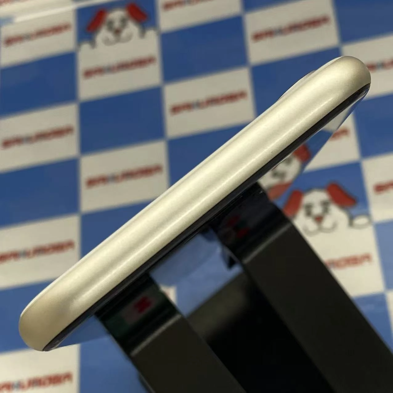 iPhoneSE 第3世代 128GB スターライト MMYG3J/A AU版SIMフリー 美品