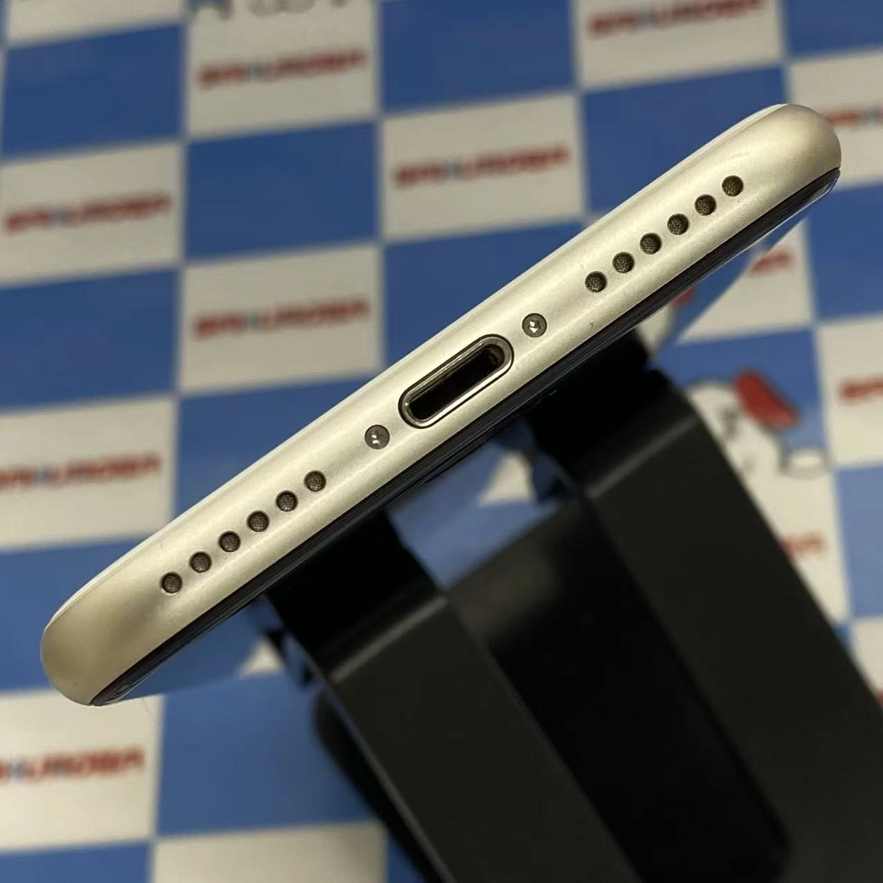 iPhoneSE 第3世代 128GB スターライト MMYG3J/A AU版SIMフリー 美品