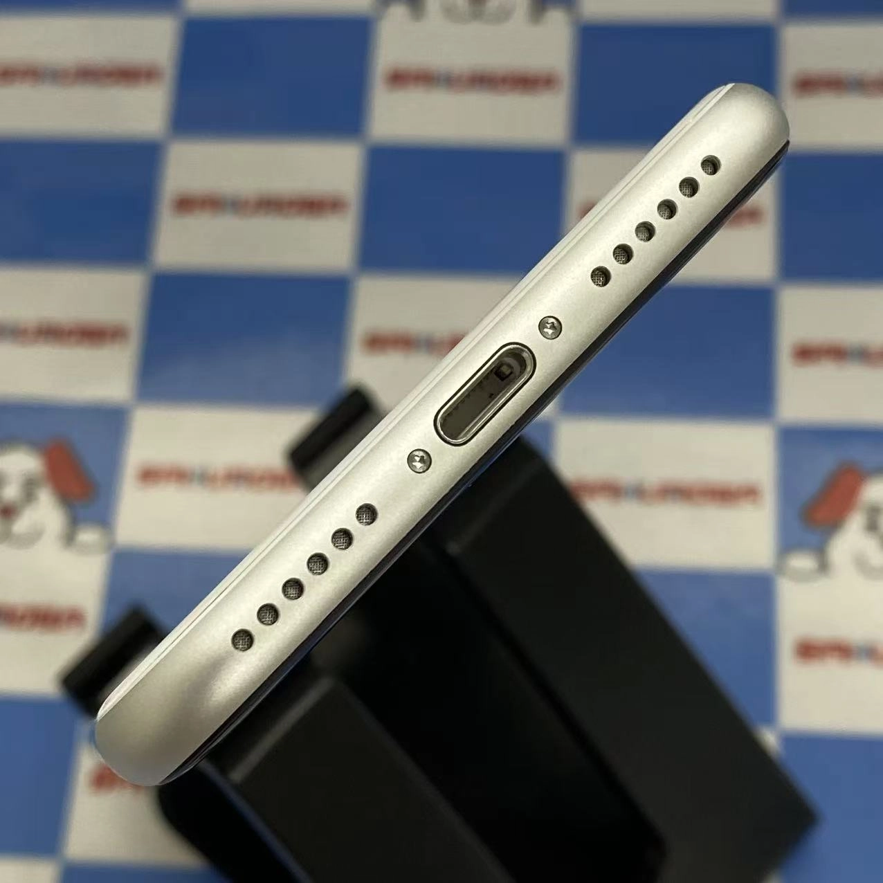 iPhoneSE 第2世代 64GB ホワイト MHGQ3J/A docomo版SIMフリー美品96%