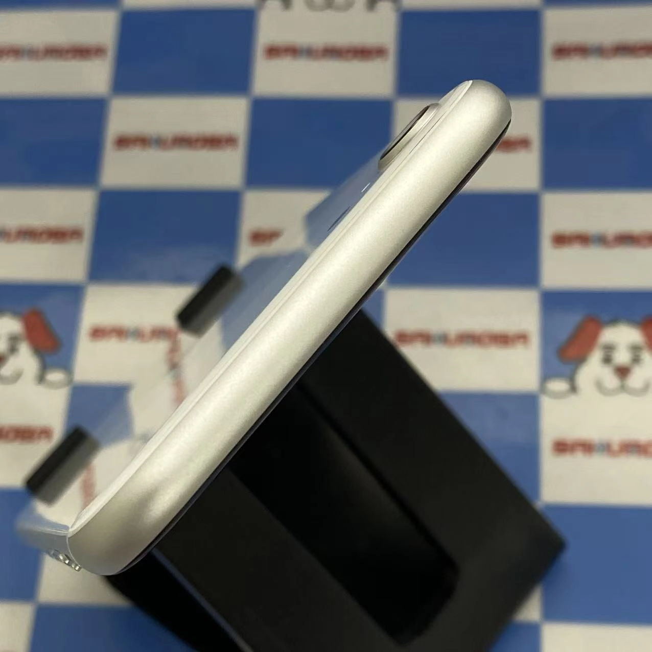 iPhoneSE 第2世代 64GB ホワイト MHGQ3J/A docomo版SIMフリー美品96%