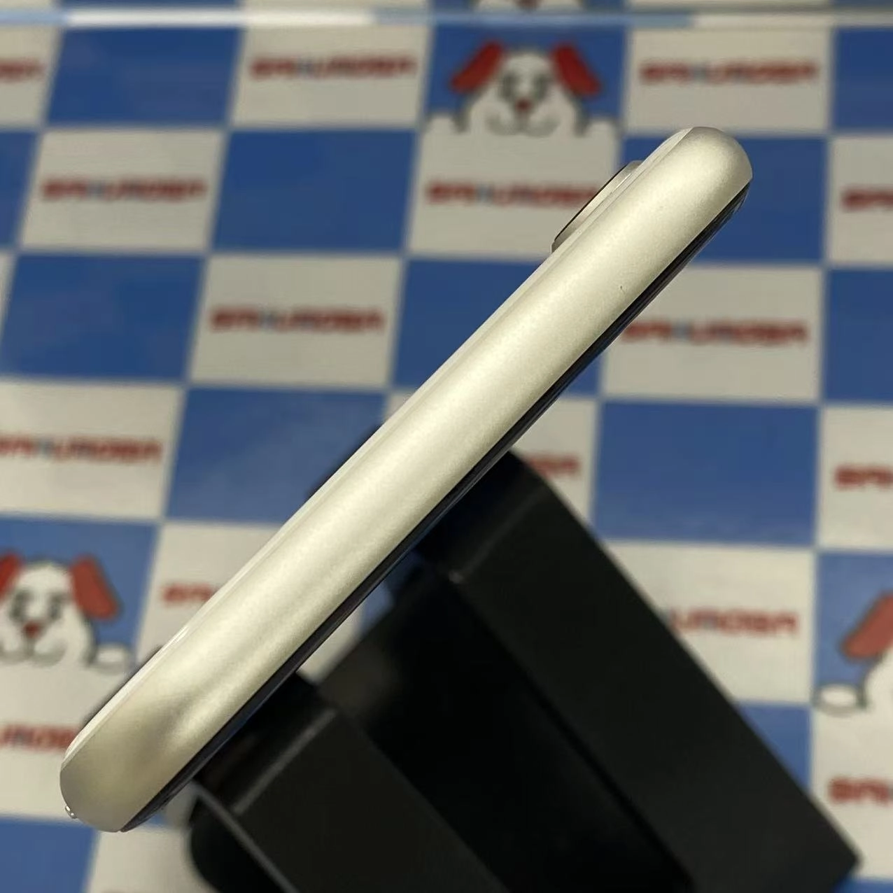 iPhoneSE 第3世代 64GB スターライト MMYD3J/A AU版SIMフリー美品