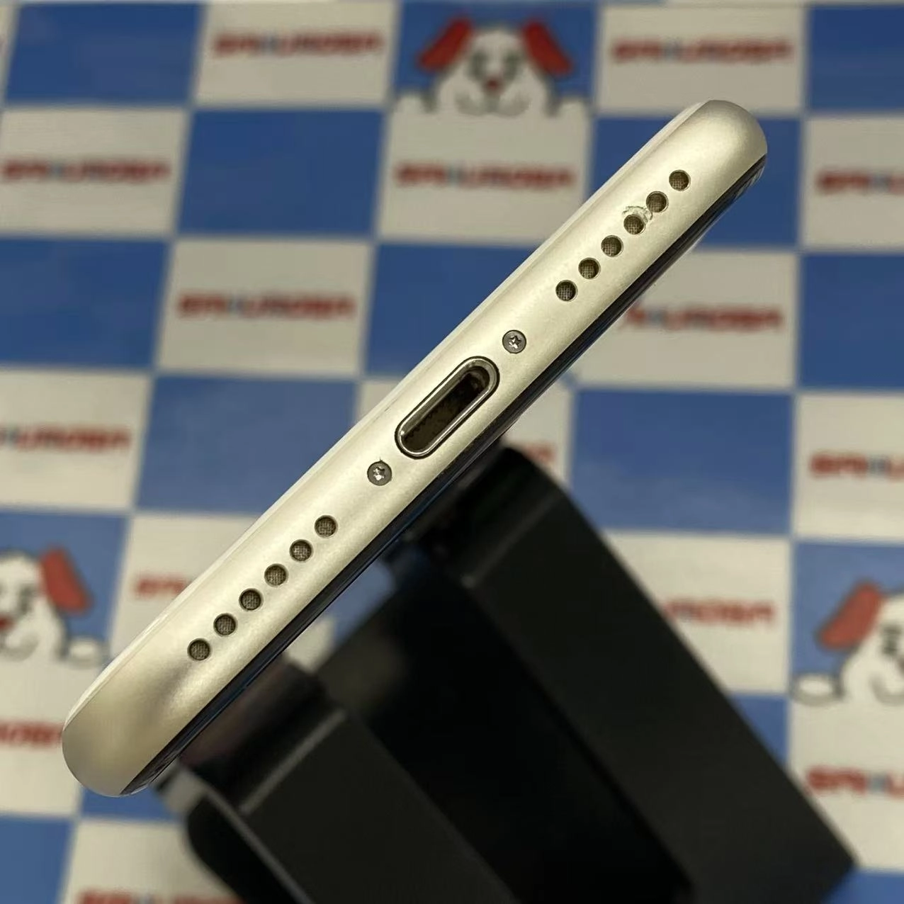 iPhoneSE 第3世代 64GB スターライト MMYD3J/A AU版SIMフリー美品