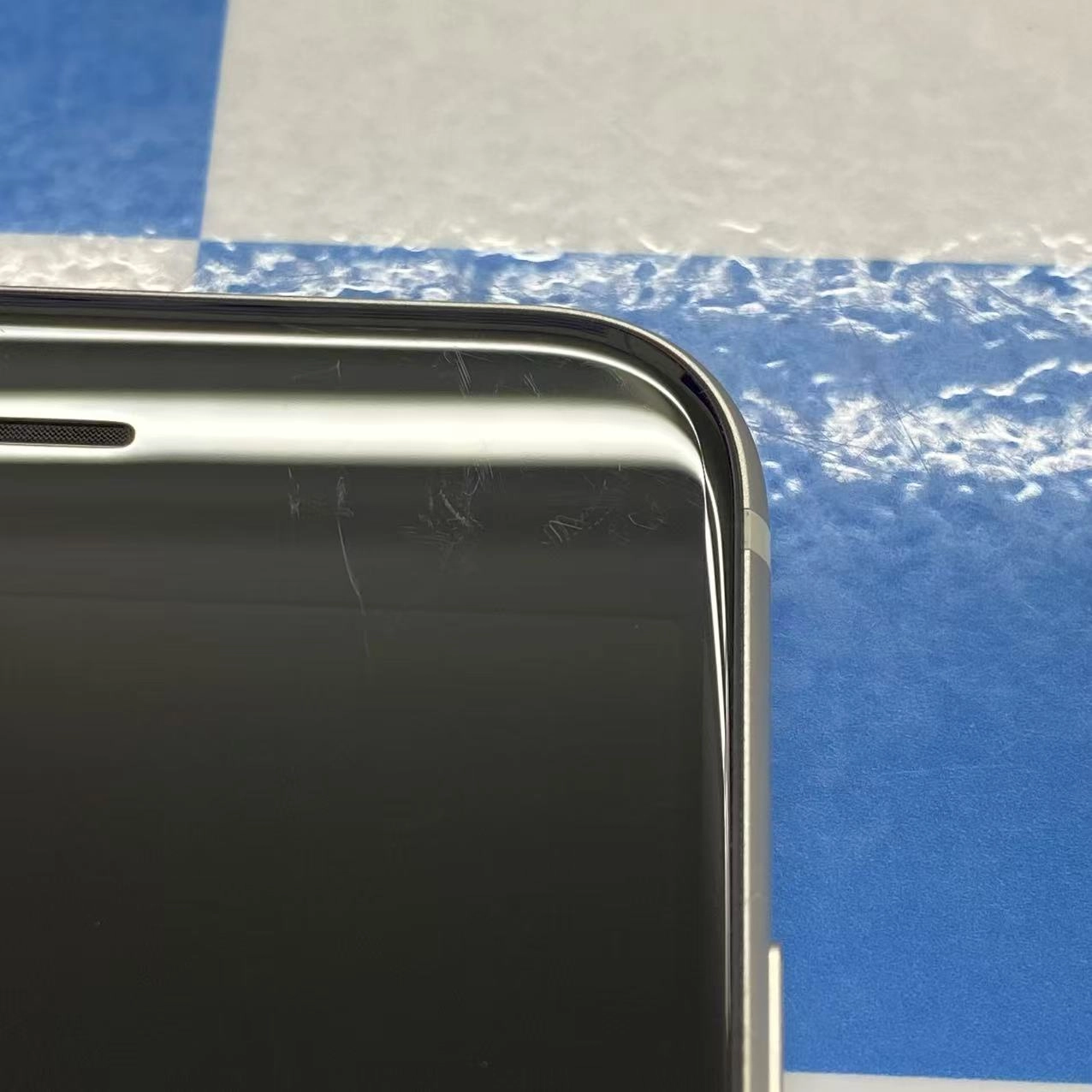 iPhoneSE 第3世代 64GB スターライト MMYD3J/A AU版SIMフリー美品