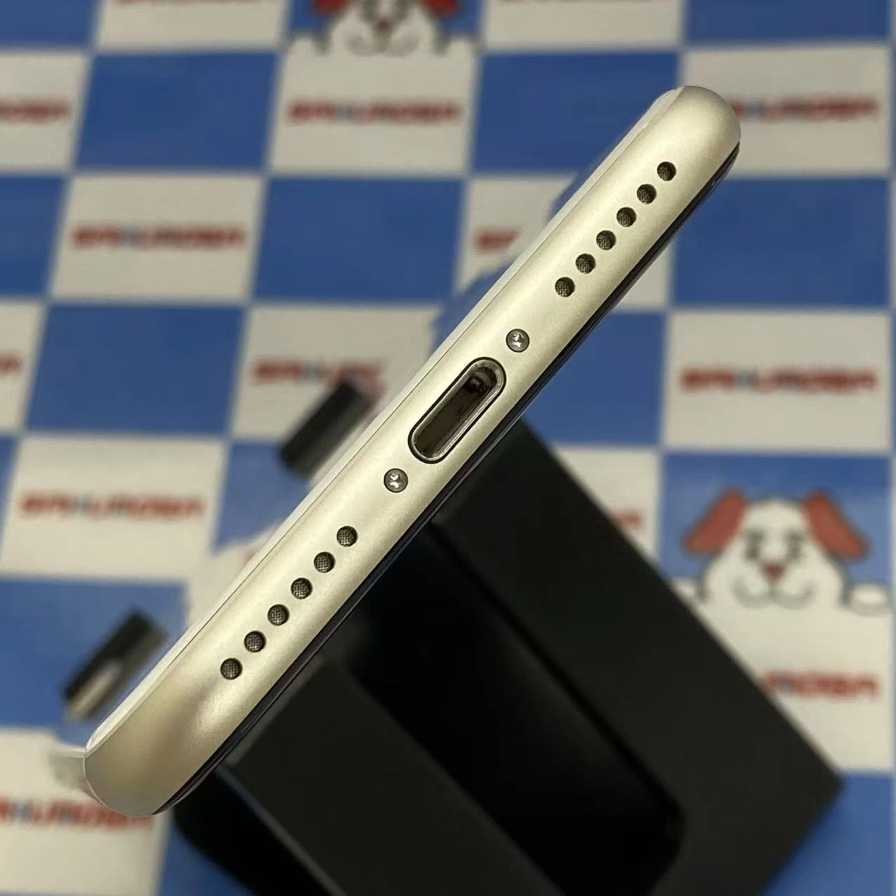 iPhoneSE 第3世代 64GB スターライト MMYD3J/A AU版SIMフリー美品