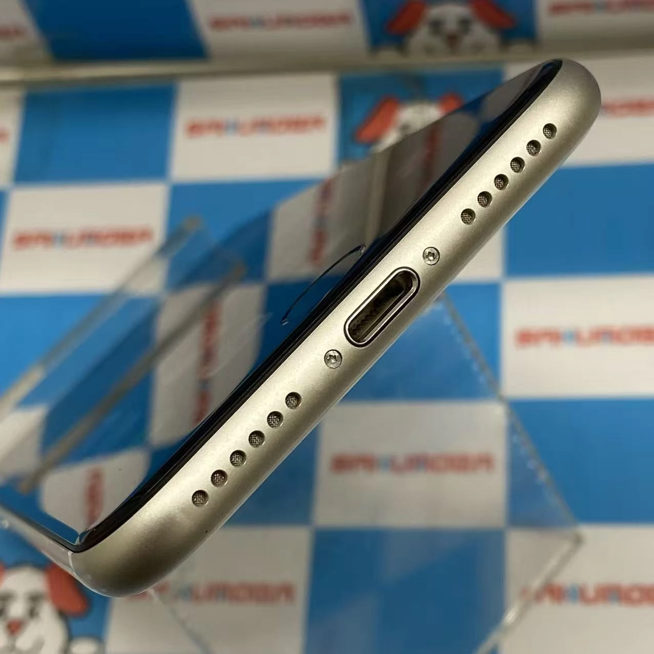 iPhoneSE 第3世代 64GB スターライト MMYD3J/A docomo版SIMフリー