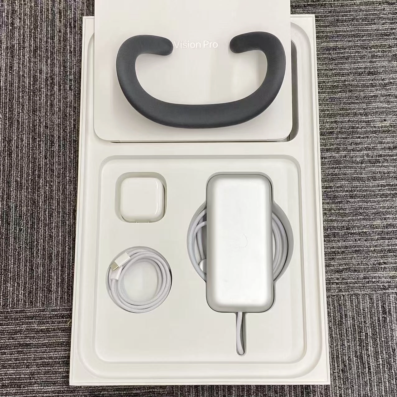 Apple Vision Pro (M5) 256GB 標準カラー MFHE4J/A 開封未使用品