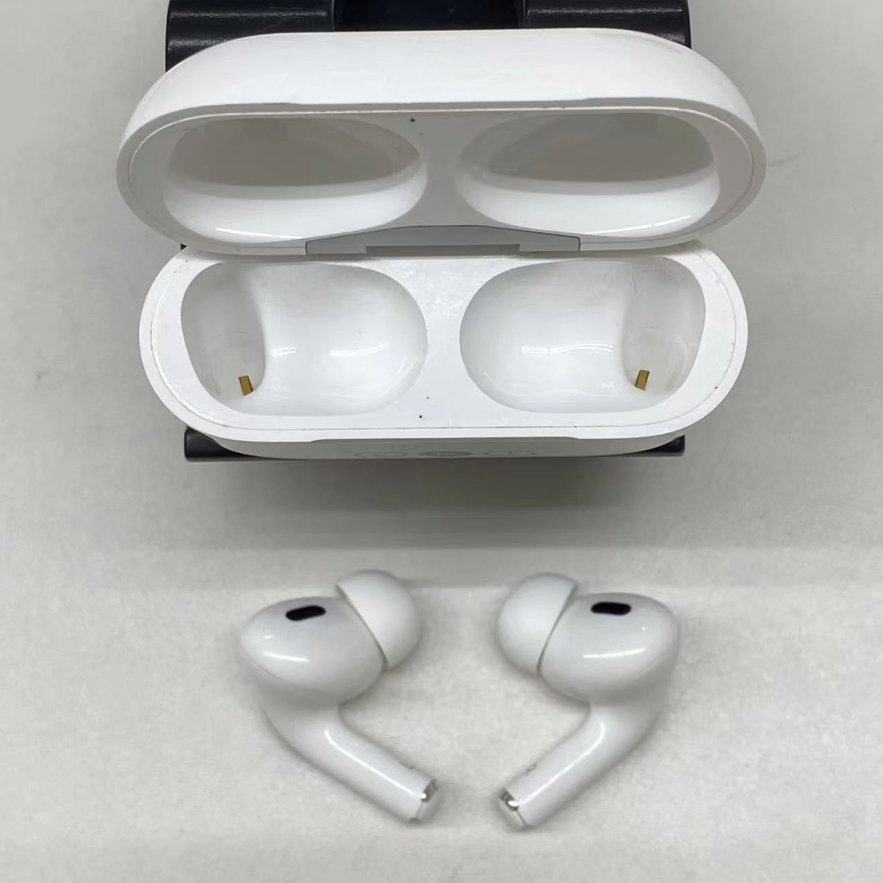 AirPods Pro 第2世代 MagSafe充電ケース(USB-C)付き ホワイト MTJV3J/A