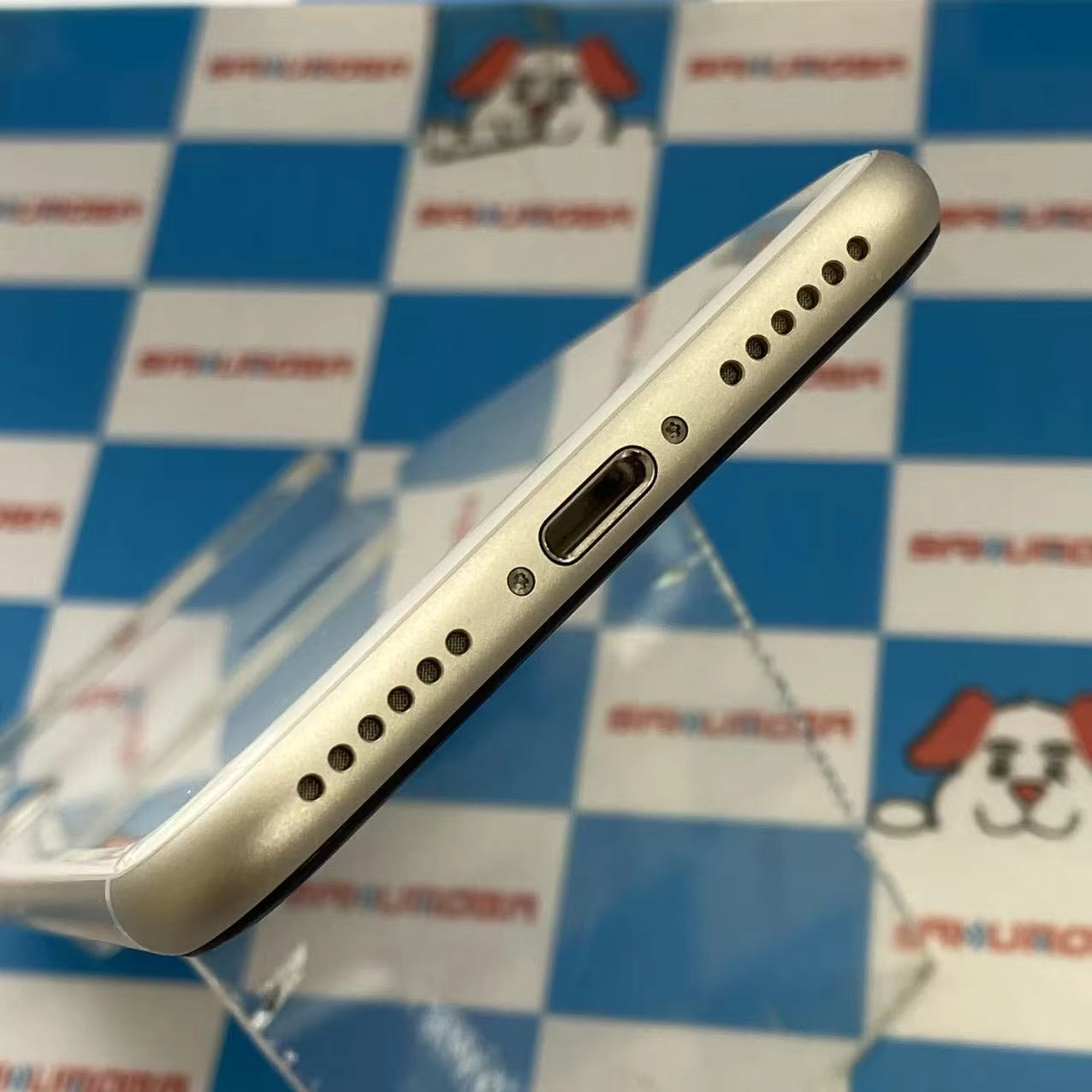 iPhoneSE 第3世代 64GB スターライト MMYD3J/A docomo版SIMフリー新品同様