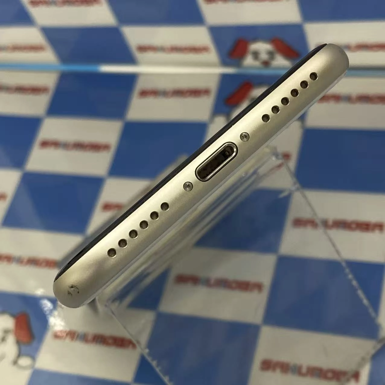 iPhoneSE 第3世代 64GB スターライト MMYD3J/A docomo版SIMフリー美品