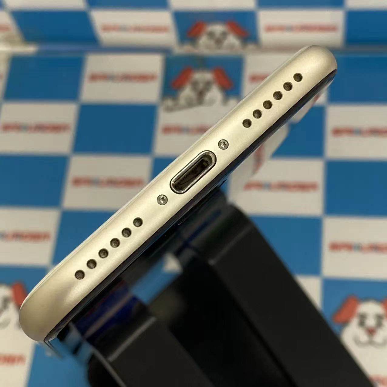 iPhoneSE 第3世代 64GB スターライト MMYD3J/A docomo版SIMフリー極美品