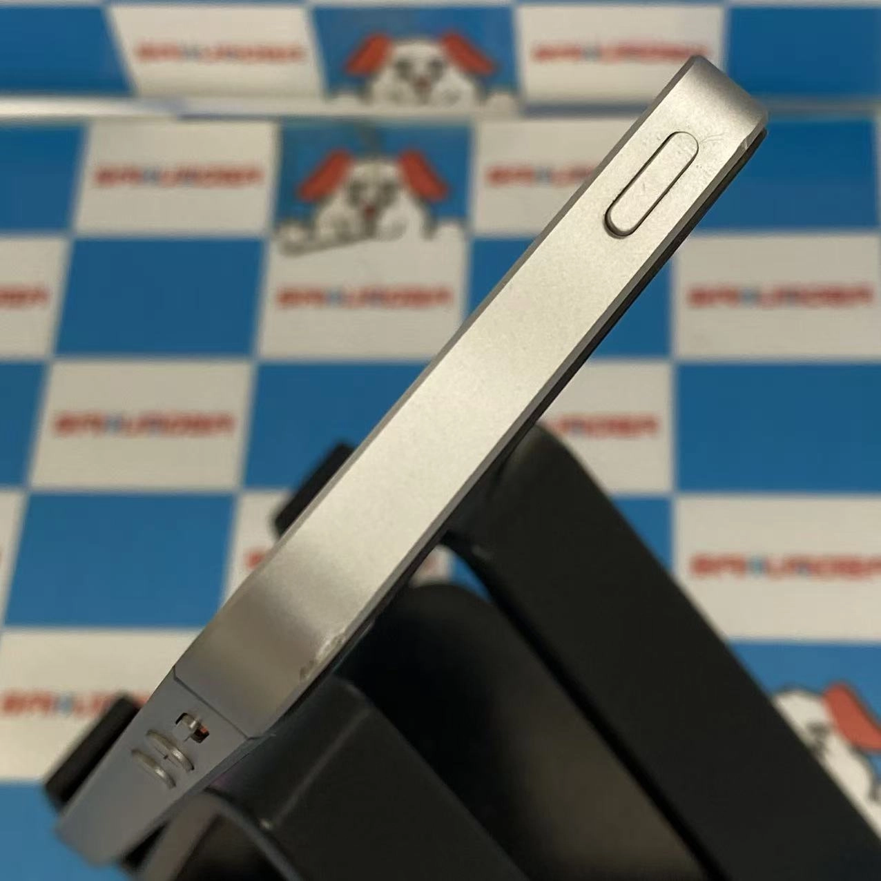 iPhoneSE 64GB スペースグレイ NLM62J/A docomo版SIMフリー訳あり品