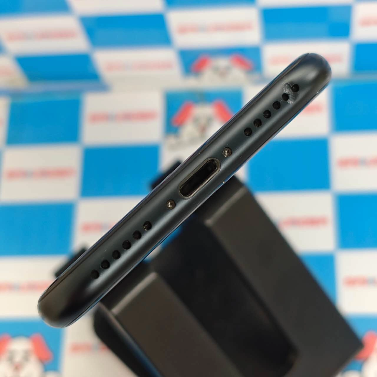 iPhoneSE 第3世代 64GB ミッドナイト MMYC3J/A docomo版SIMフリー 美品