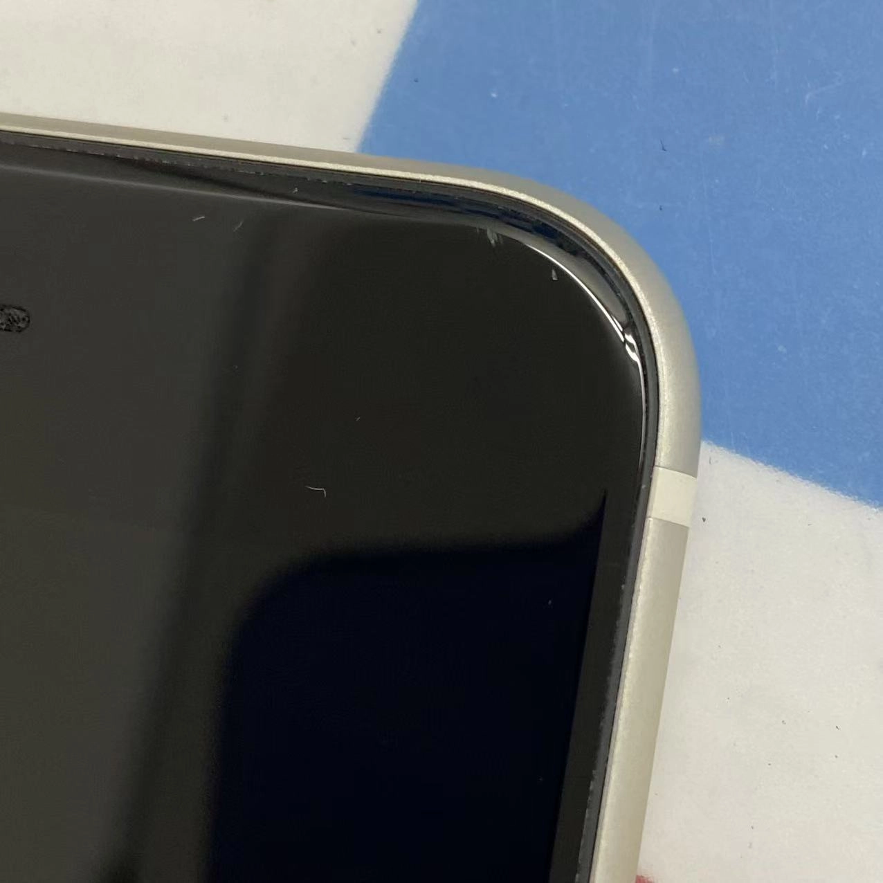 iPhoneSE 第3世代 64GB スターライト MMYD3J/A docomo版SIMフリー