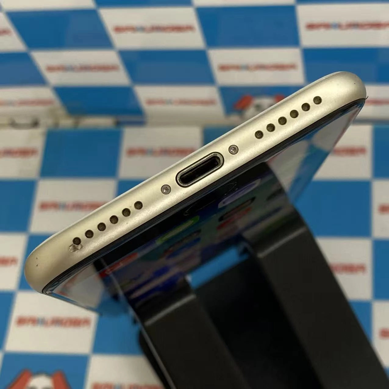 iPhoneSE 第3世代 64GB スターライト MMYD3J/A docomo版SIMフリー