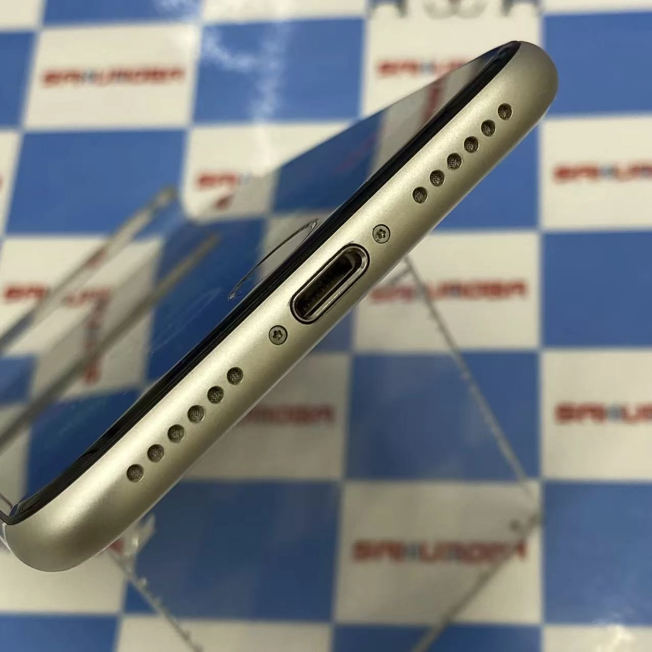 iPhoneSE 第3世代 128GB スターライト MMYG3J/A docomo版SIMフリー 極美品