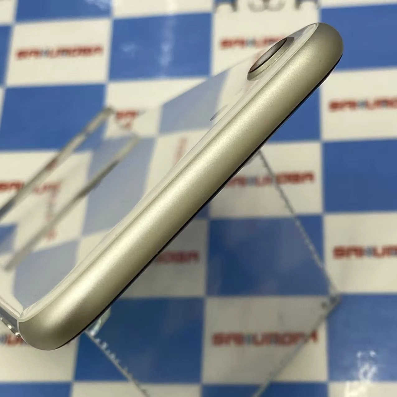 iPhoneSE 第3世代 128GB スターライト MMYG3J/A docomo版SIMフリー 極美品