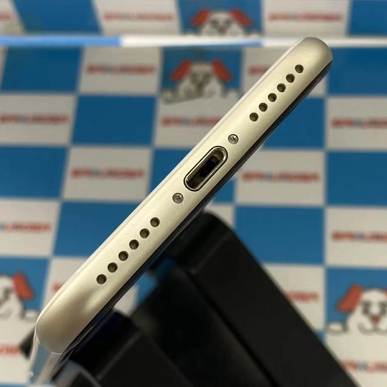 iPhoneSE 第3世代 64GB スターライト MMYD3J/A AU版SIMフリー
