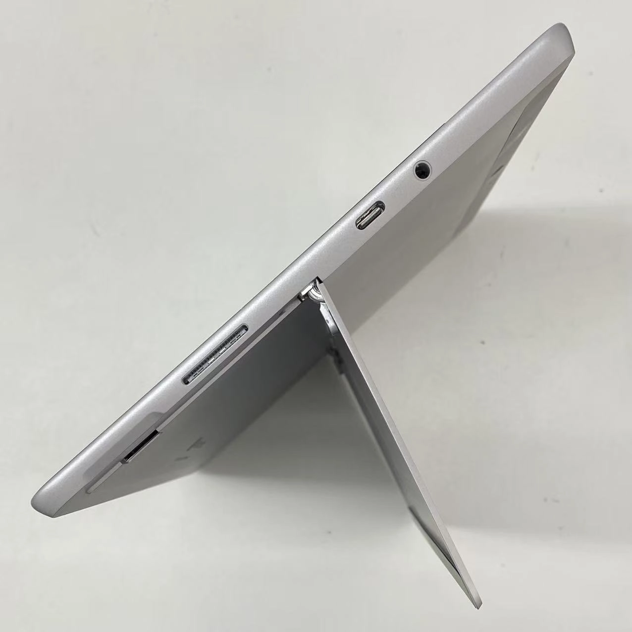 Surface Go 2 Wi-Fiモデル 4425Y 1.7GHz 8GB/128GB プラチナ STQ-00012 美品