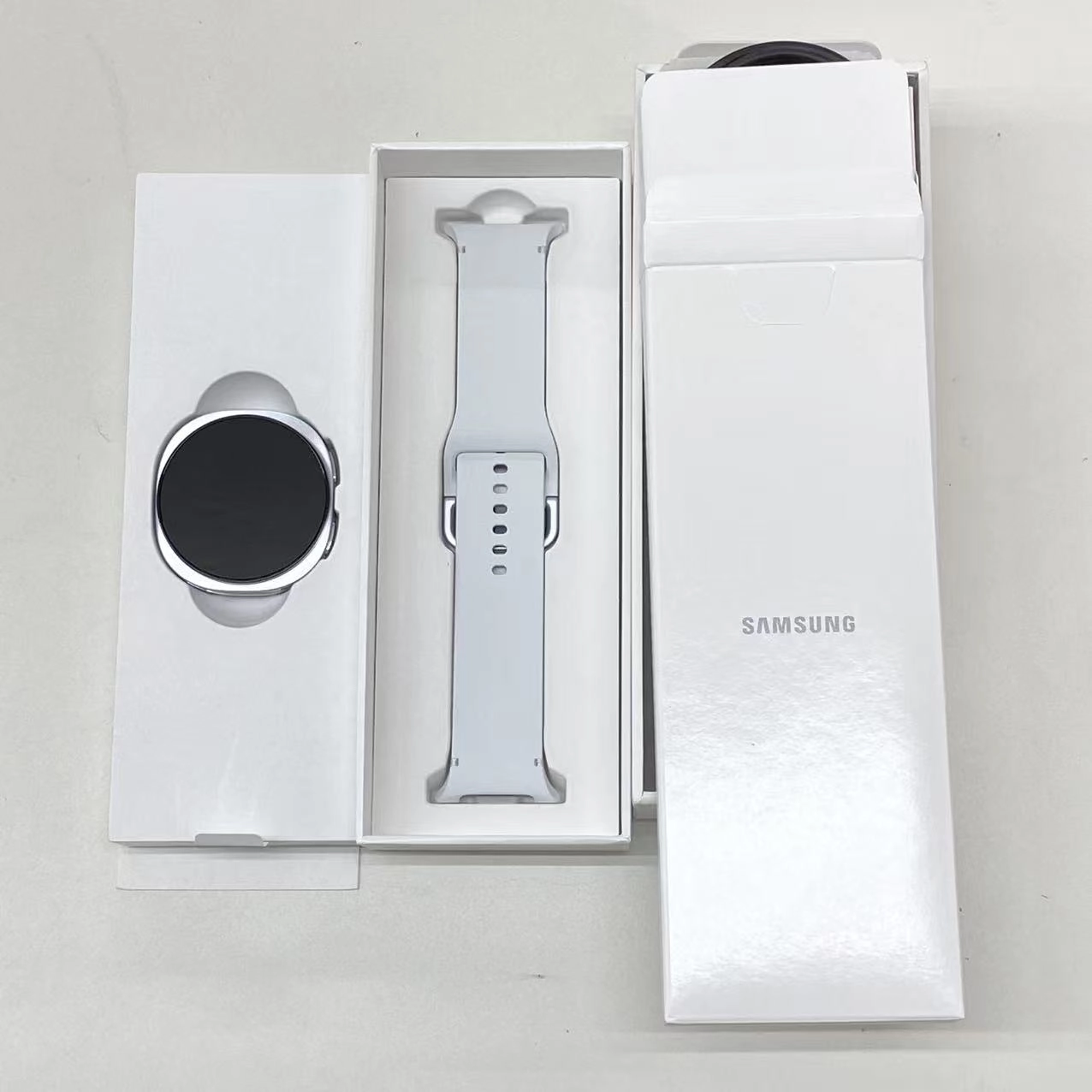 Galaxy Watch 8 44mm 海外版Bluetoothモデル 32GB シルバー SM-L330N 新品同様