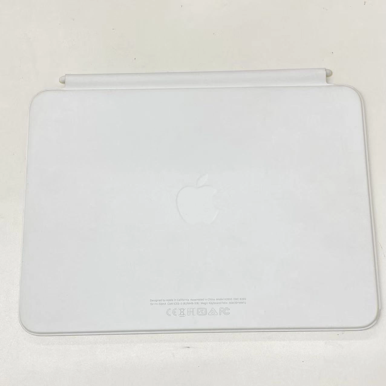 Magic Keyboard Folio for iPad (10th gen) ホワイト MLPV3J/A -