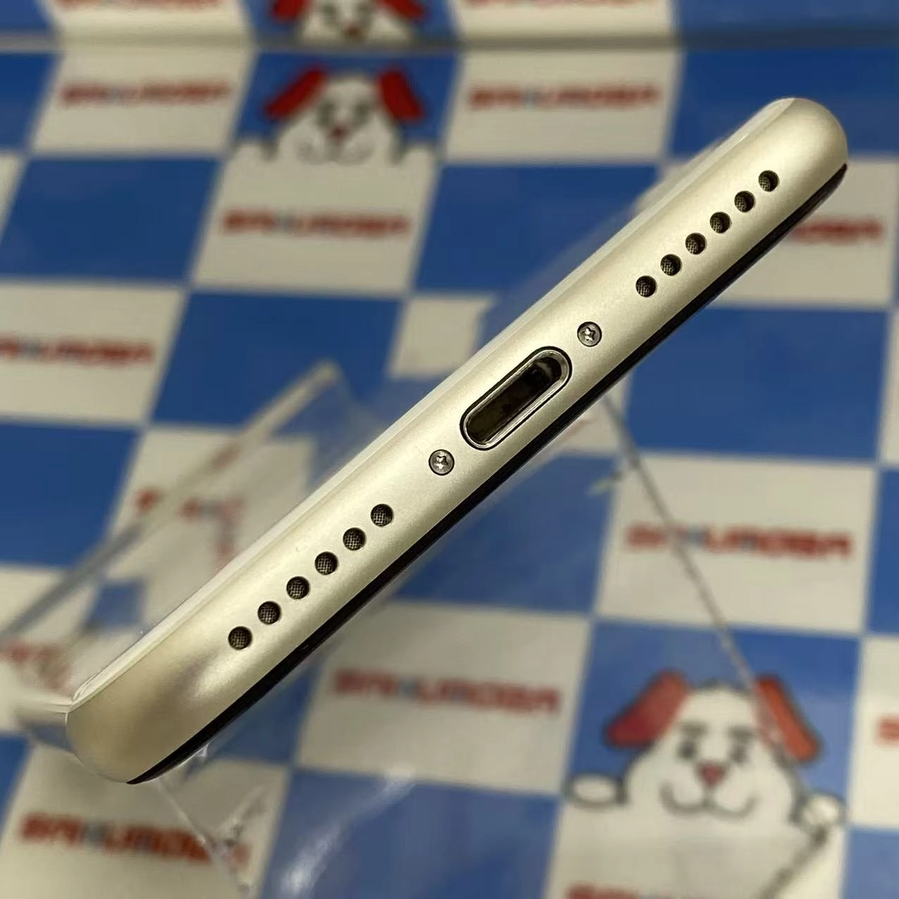 iPhoneSE 第3世代 128GB スターライト MMYG3J/A docomo版SIMフリー美品