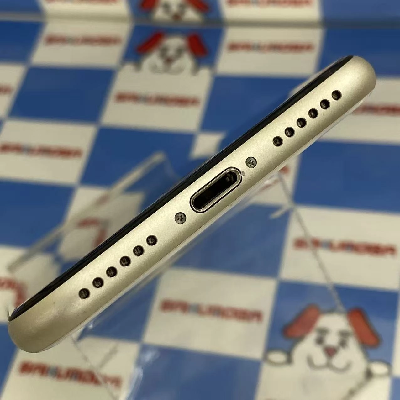 iPhoneSE 第3世代 64GB スターライト MMYD3J/A docomo版SIMフリー