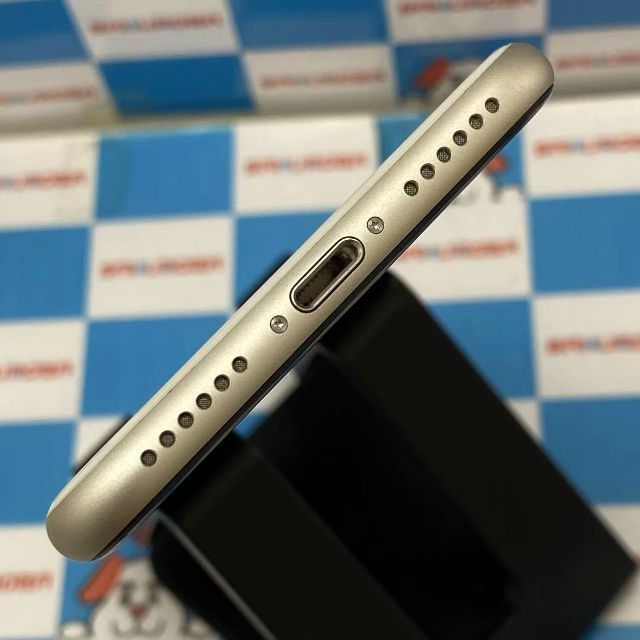 iPhoneSE 第3世代 64GB スターライト MMYD3J/A docomo版SIMフリー 美品