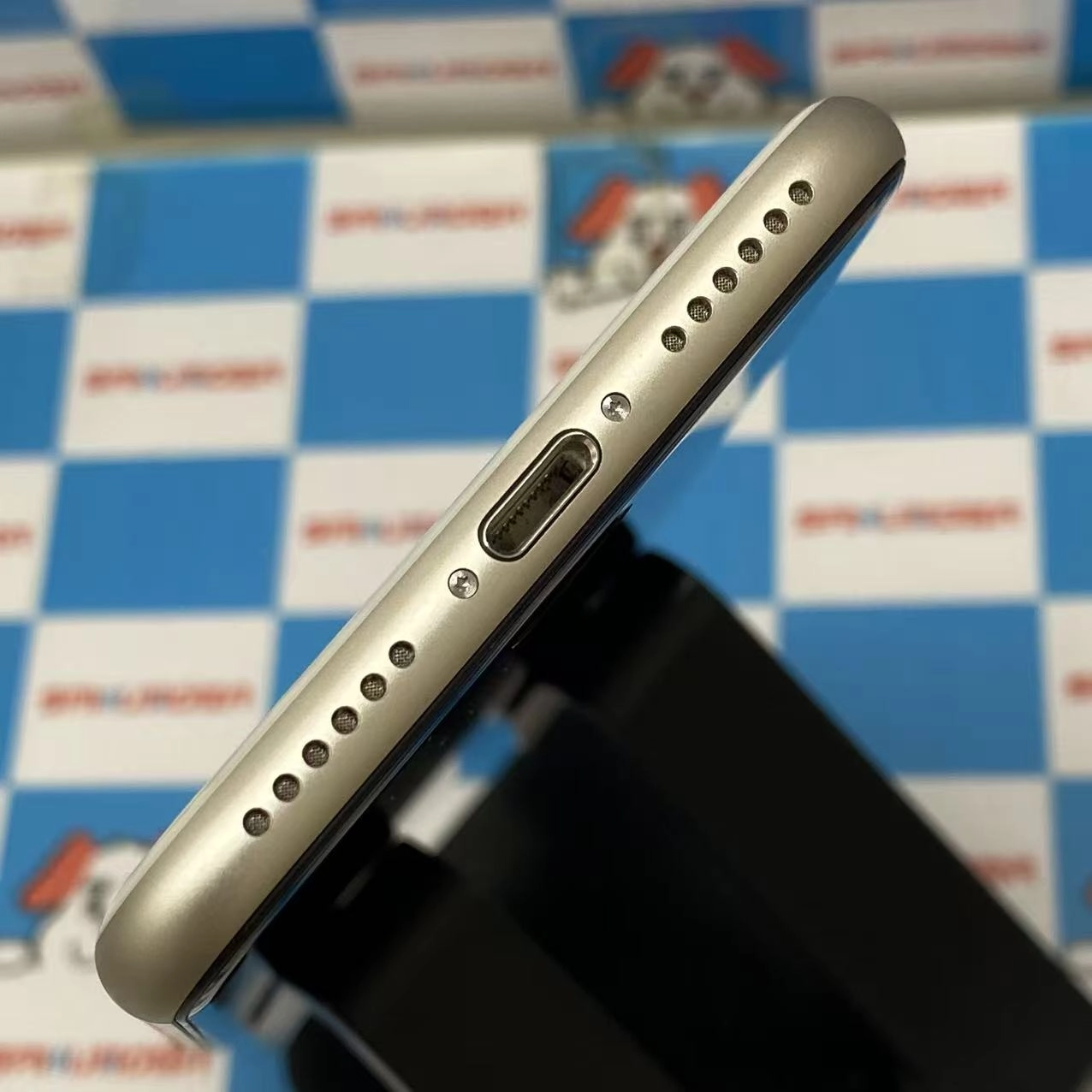 iPhoneSE 第3世代 64GB スターライト MMYD3J/A AU版SIMフリー 美品