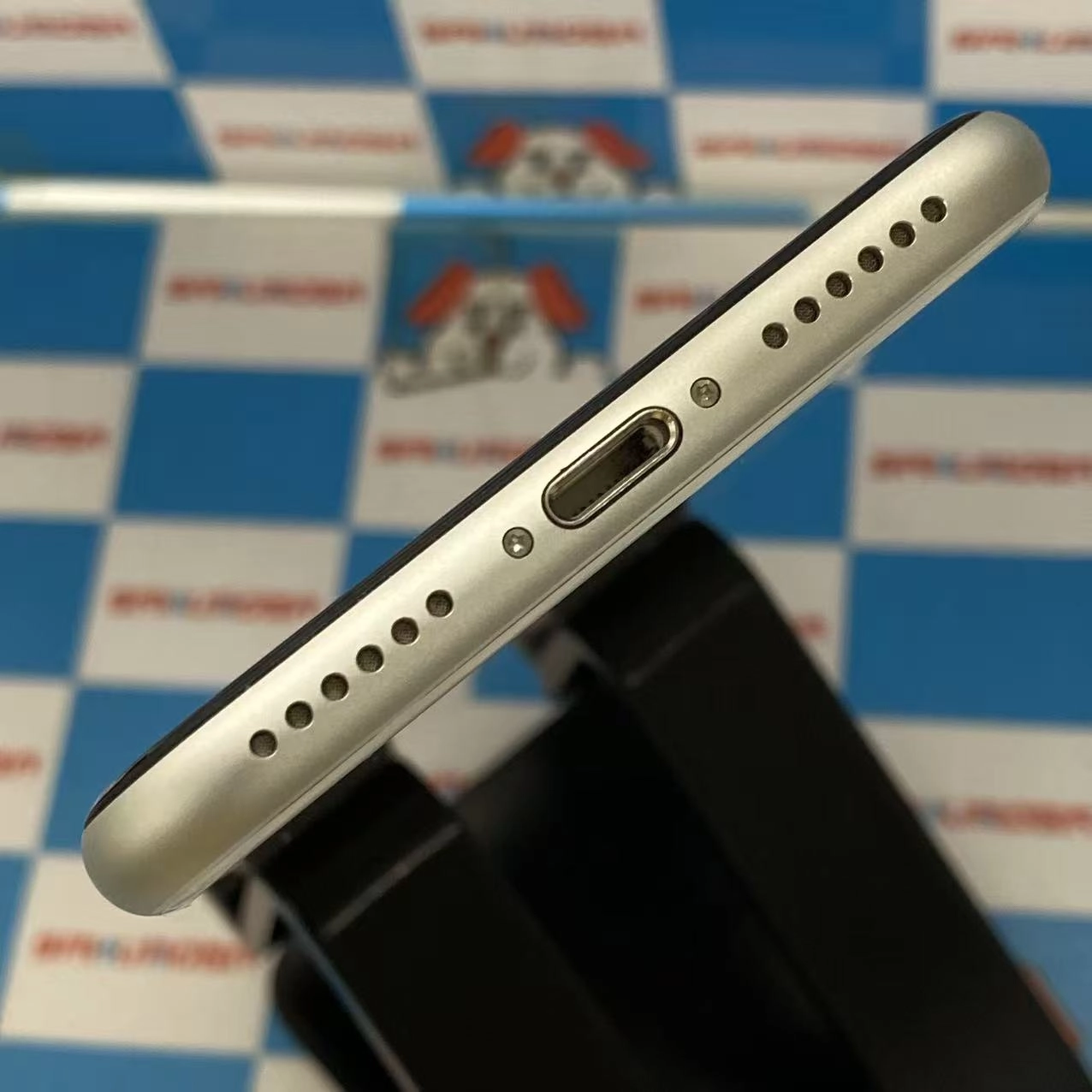 iPhoneSE 第2世代 64GB ホワイト MHGQ3J/A docomo版SIMフリー訳あり品